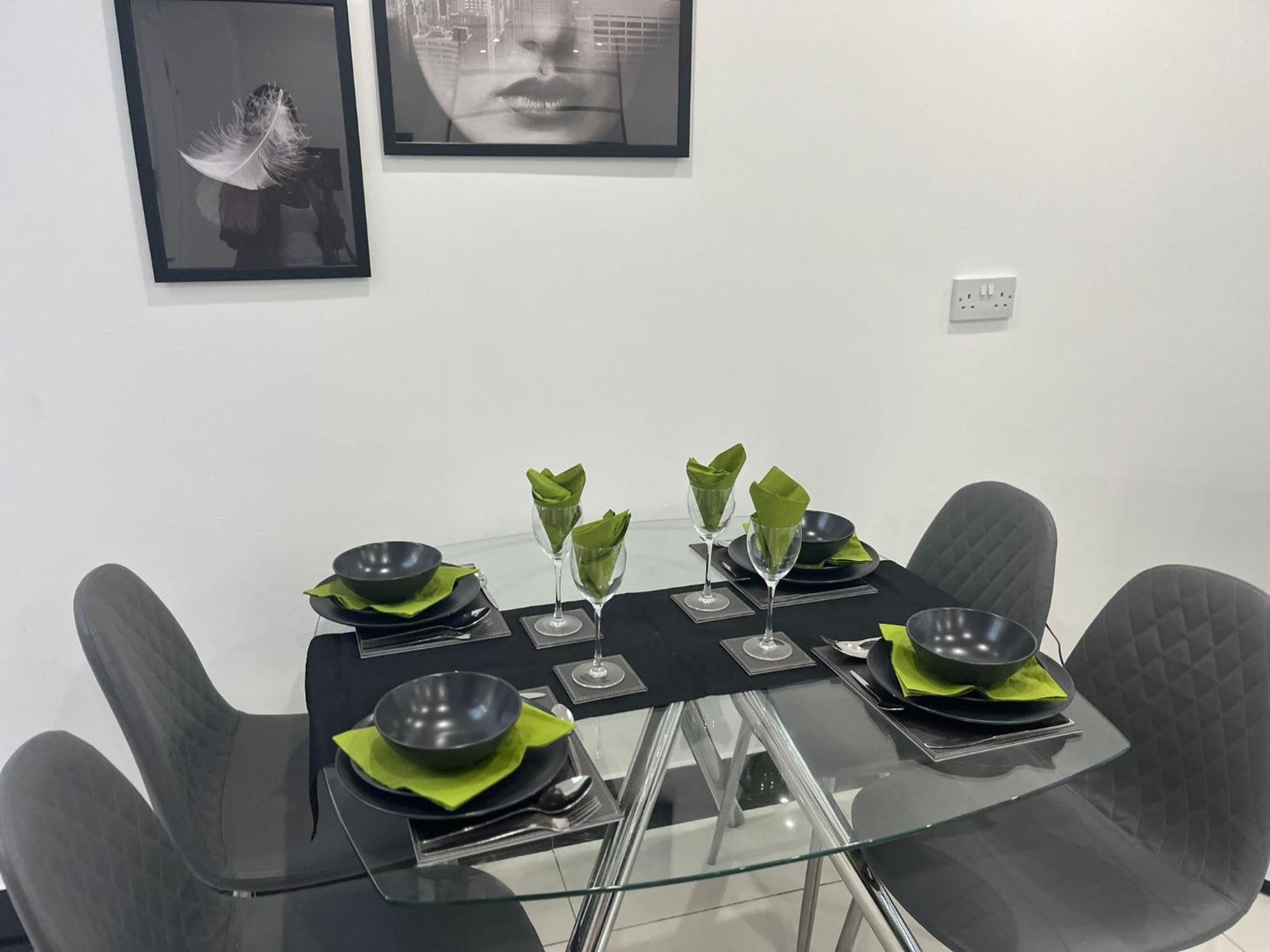 Urban 2 Bed Oasis Croydon, Sleeps 6 South Norwood