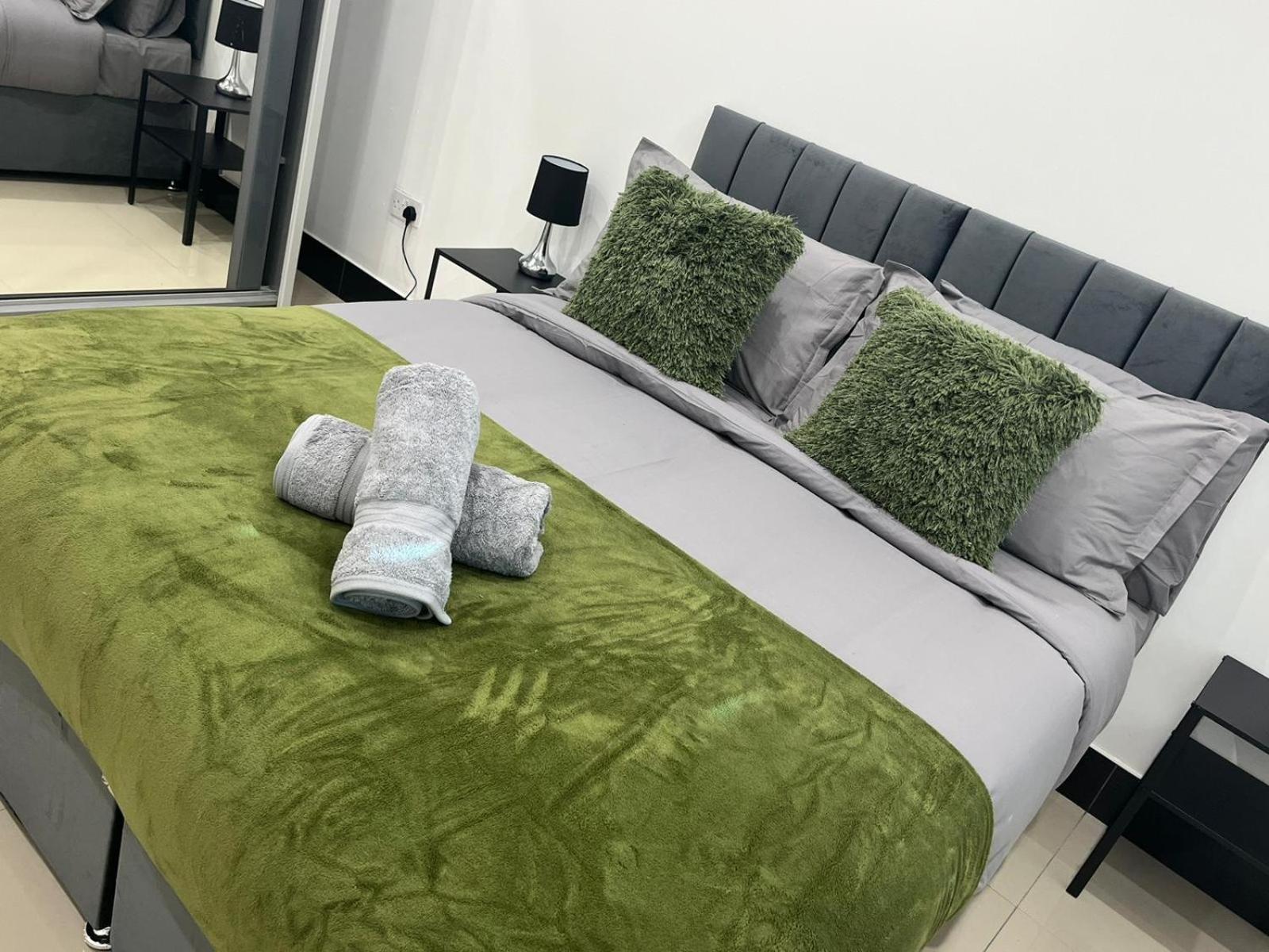 Urban 2 Bed Oasis Croydon, Sleeps 6 South Norwood