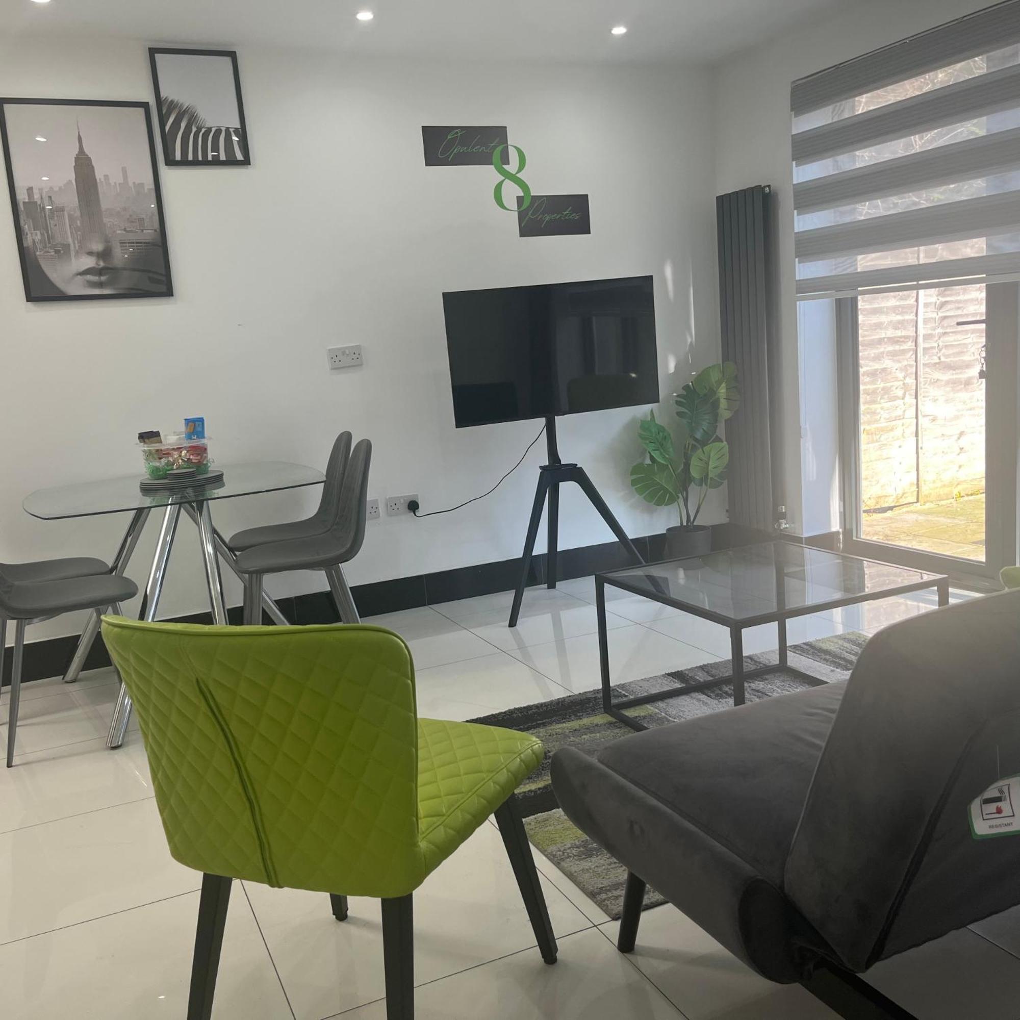 Urban 2 Bed Oasis Croydon, Sleeps 6 Apartment