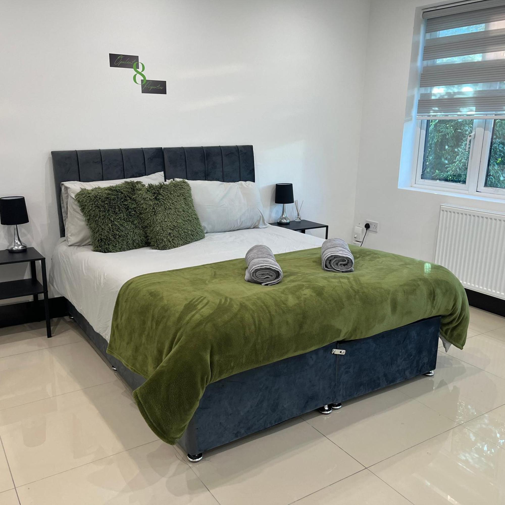 Urban 2 Bed Oasis Croydon, Sleeps 6