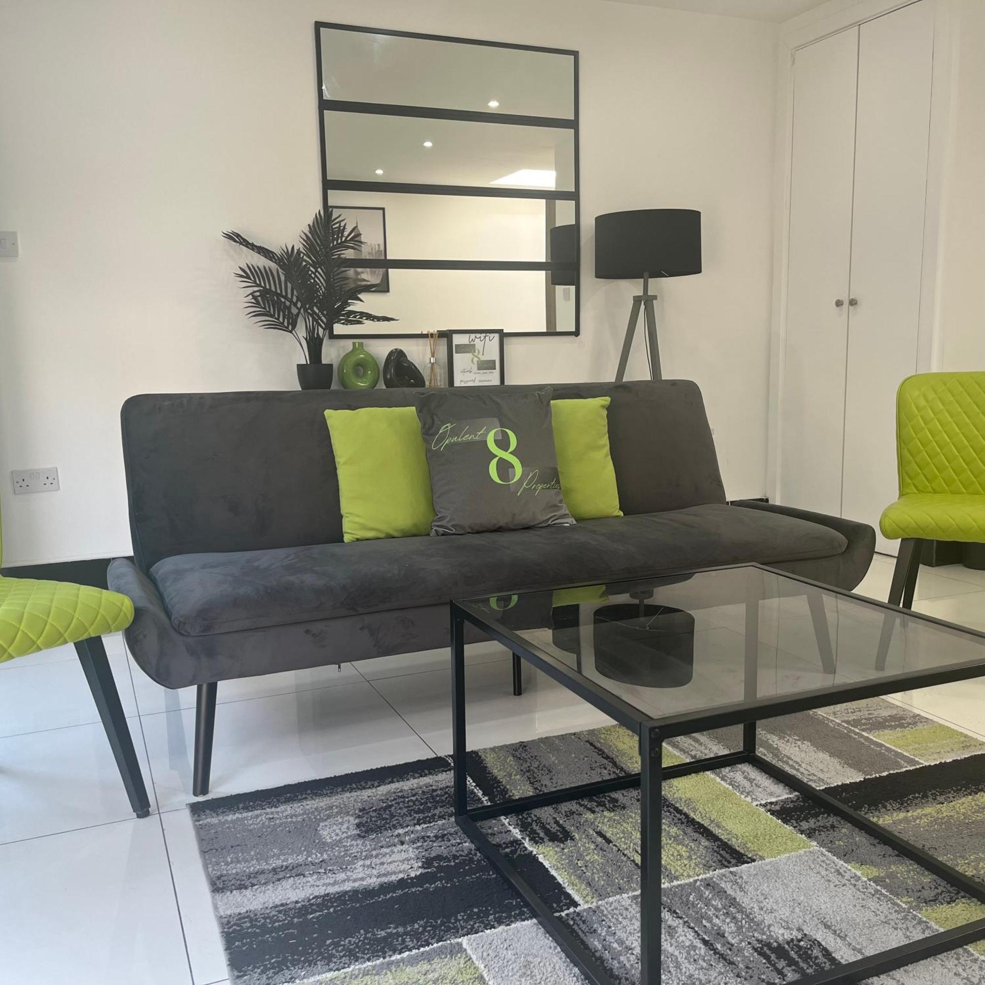 Urban 2 Bed Oasis Croydon, Sleeps 6 * South Norwood