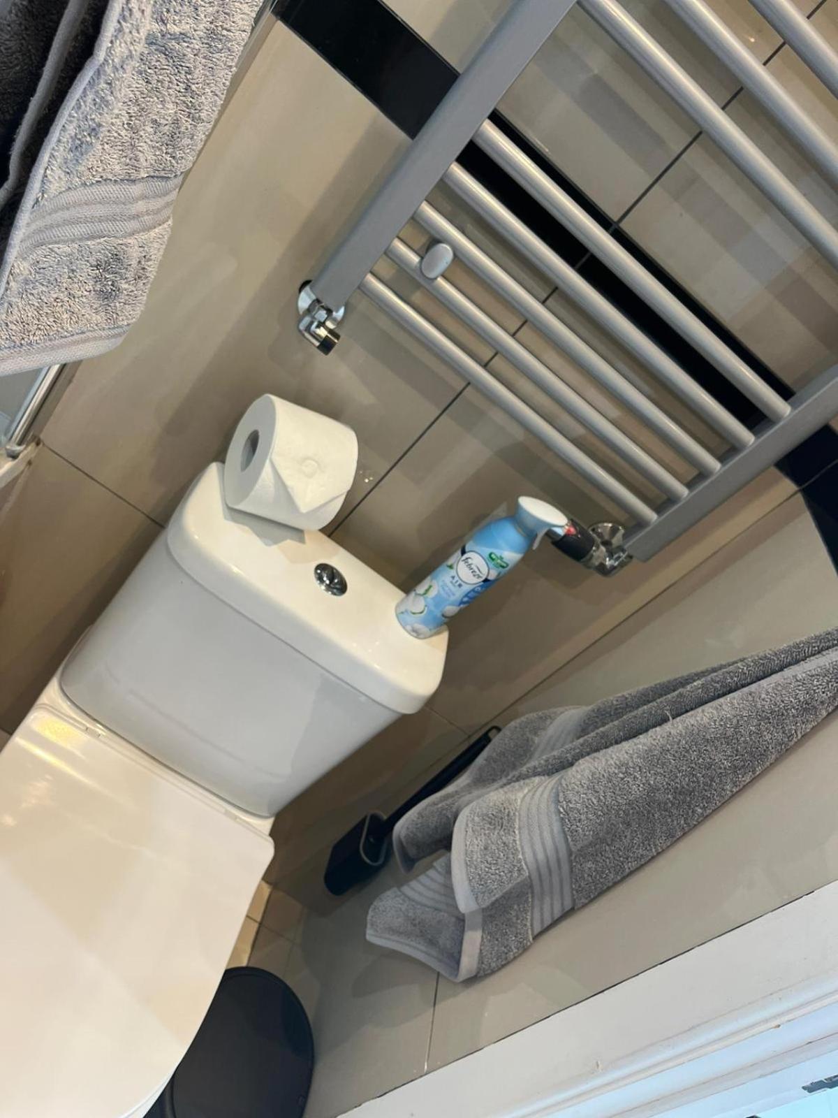 Urban 2 Bed Oasis Croydon, Sleeps 6 *