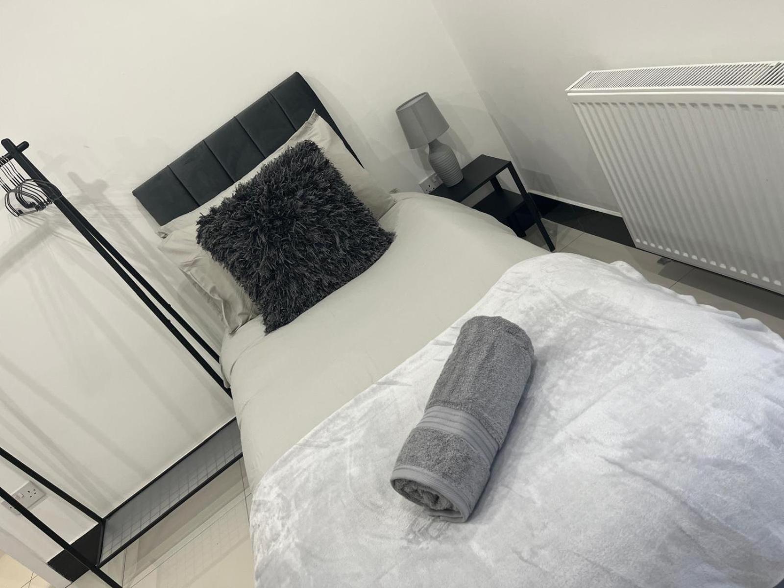 Urban 2 Bed Oasis Croydon, Sleeps 6 Apartment South Norwood